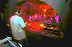  DJ Airto během svého groovy setu na Tick Tacku 17.11.2002 